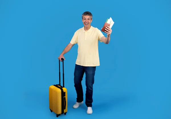 Reisaanbieding Grijze Toerist Met Koffer Poseren Toont Zijn Instapkaart Vreugde — Stockfoto