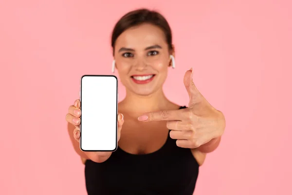 Sportliche Junge Frau Zeigt Auf Großes Leeres Smartphone Mit Weißem — Stockfoto