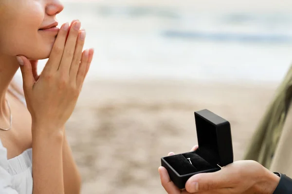 Engagement Mann Stellt Seiner Freundin Die Heiratsfrage Macht Heiratsantrag Strand — Stockfoto