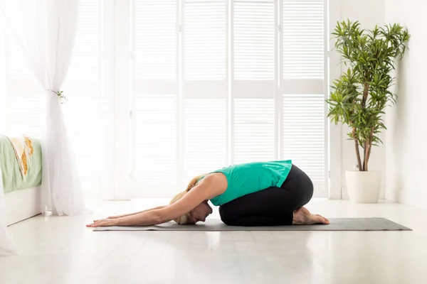 Vista Lateral Mujer Madura Practicando Yoga Meditando Postura Los Niños — Foto de Stock