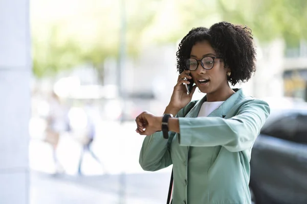 Attraktive Unge Svarte Kvinner Formelt Antrekk Briller Har Telefonsamtaler Ser – stockfoto