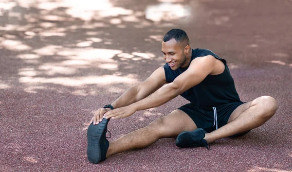 Glücklicher Gutaussehender Afrikanisch Amerikanischer Typ Sportbekleidung Der Die Beinmuskeln Dehnt — Stockfoto