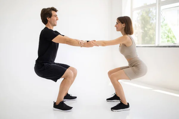 Fröhliche Junge Europäer Sportbekleidung Machen Gemeinsam Übungen Praktizieren Yoga Wohnzimmer — Stockfoto