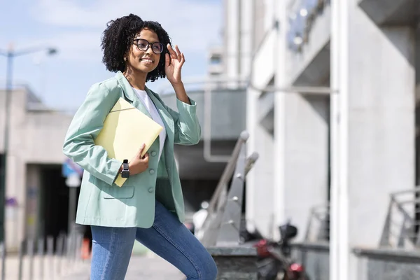 Söt Ung Svart Kvinna Bär Smart Casual Outfit Och Glasögon — Stockfoto