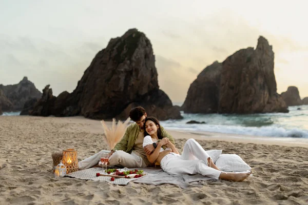 Young Couple Love Having Romantic Picnic Beach Embracing Lying Blanket — Stock Photo, Image