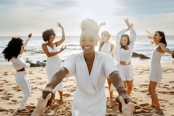 Diverse Fröhliche Junge Freundinnen Amüsieren Sich Und Tanzen Draußen Strand — Stockfoto