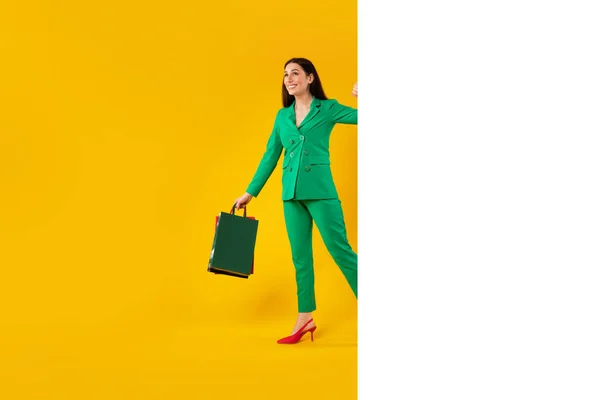 Shopping Advertisement Design Happy Stylish Woman Shopper Bags Peeking Blank — Stock Photo, Image
