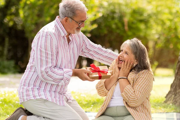 Happy Old European Husband Gives Gift Box Shocked Wife Enjoy — Stock Photo, Image