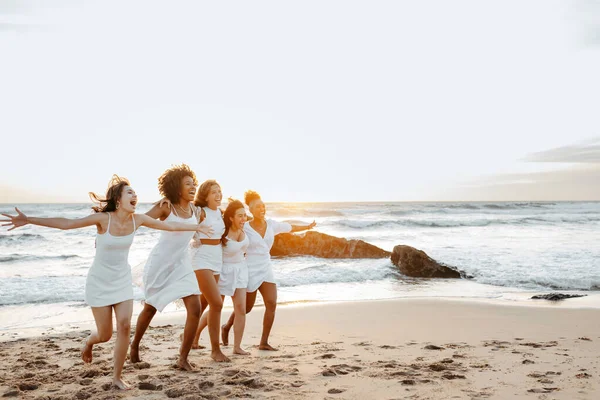 Bir Grup Kaygısız Kadın Sahilde Koşuşturuyor Neşeyle Gülümsüyor Sahilde Bekarlığa — Stok fotoğraf