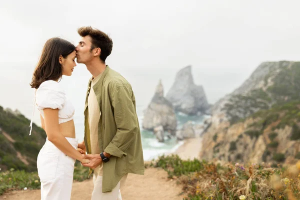 カップルの絆を愛し 美しい海の景色とロマンチックなデートをして 男は彼のガールフレンドの額にキス サイドビュー フリースペース ビーチ抱擁 愛と関係の概念 — ストック写真