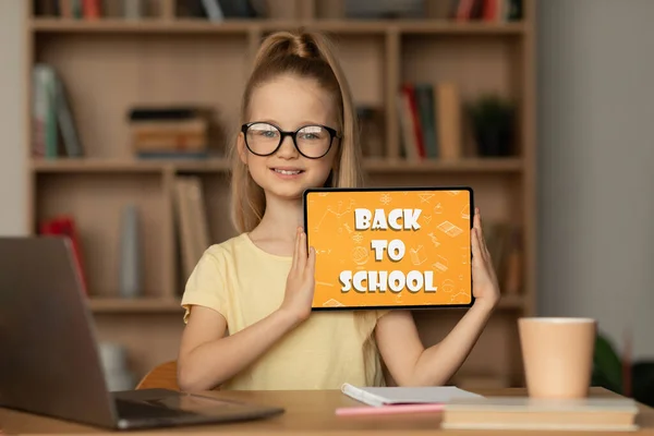 Happy Schoolgirl Wyświetla Cyfrowy Tablet Powrotem Tekstu Szkolnego Przy Użyciu — Zdjęcie stockowe
