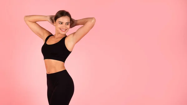 조각하는 Happy Beautiful Sporty Woman Activewear Posing Pink Studio Background — 스톡 사진