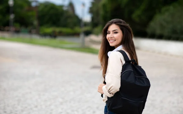 Erfolgreicher Student College Learner Lady Mit Rucksack Posiert Lächelnd Vor — Stockfoto
