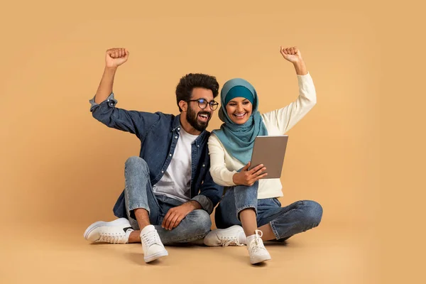 Online Win 즐거운 이슬람 디지털 태블릿 성공을 남자와 여자가 스크린에서 — 스톡 사진