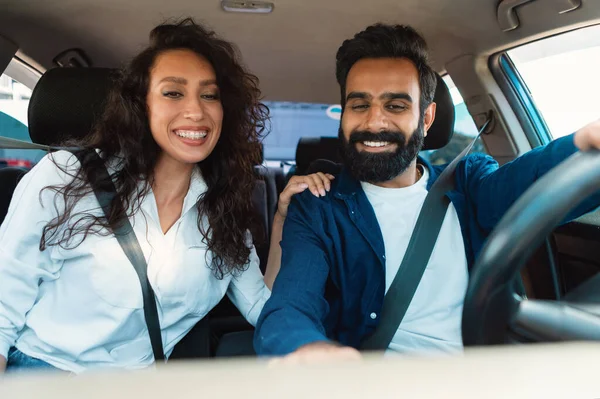 車に乗ることを楽しむ興奮したアラブカップルは ディーラーで車を運転し テスト配偶者 内側の新しい自動車に座っています 幸せな中東の車両購入者 — ストック写真