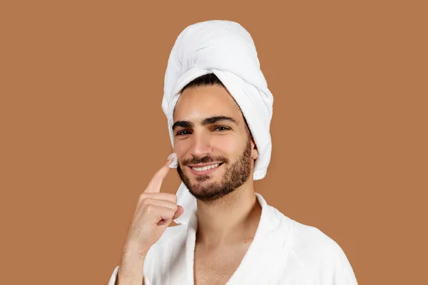 Cuidado Facial Masculino Retrato Tipo Árabe Feliz Aplicando Crema Piel — Foto de Stock