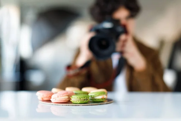 Hombre Influencer Alimentos Fotógrafo Tomar Fotos Dulces Sabrosos Macarrones Estudio —  Fotos de Stock