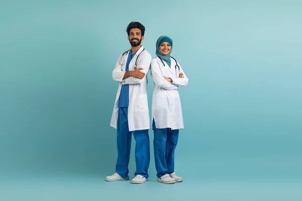 Médicos Árabes Sonrientes Hombres Mujeres Posando Uniforme Sobre Fondo Azul — Foto de Stock