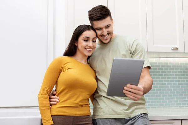 Pasangan Muda Yang Bahagia Mengambil Foto Tablet Digital Dapur Pria — Stok Foto