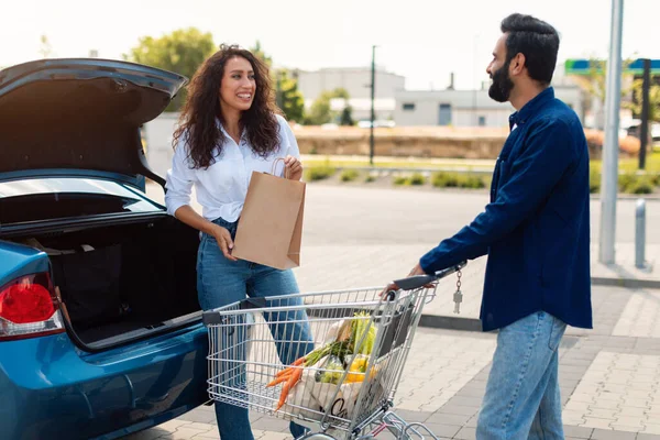 Feliz Casal Árabe Embalando Sacos Supermercado Porta Malas Carro Estacionamento — Fotografia de Stock