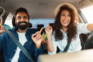 Alışverişten sonra eve git. Neşeli Arap çift ellerinde sebze dolu bir çantayla arabaya biniyor, müzik dinliyor ve şarkılar söylüyor, otomobilin içinden vuruluyorlar.