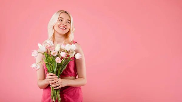 Feir Høytiden Lykkelig Vakker Kvinne Med Bukett Tulipaner Nyter Livet – stockfoto