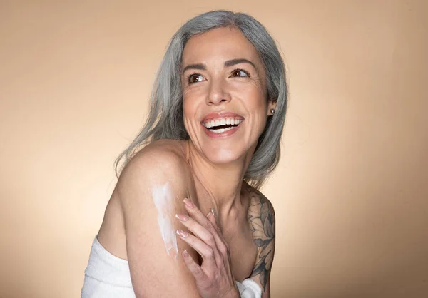 Tratamientos Corporales Mujer Mayor Emocionada Aplicando Crema Hidratante Hombro Sonriente —  Fotos de Stock