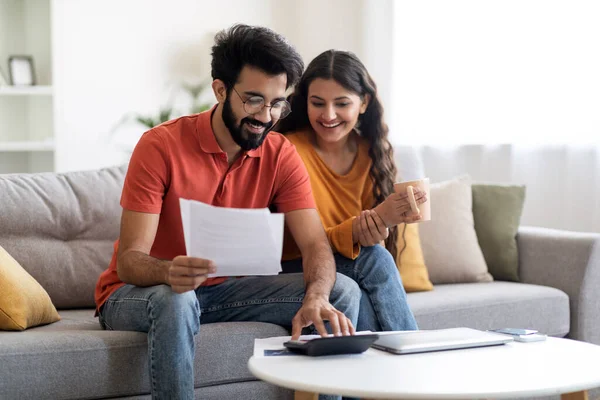 Glückliche Indische Ehepartner Die Hause Finanzdokumente Prüfen Und Das Familienbudget — Stockfoto