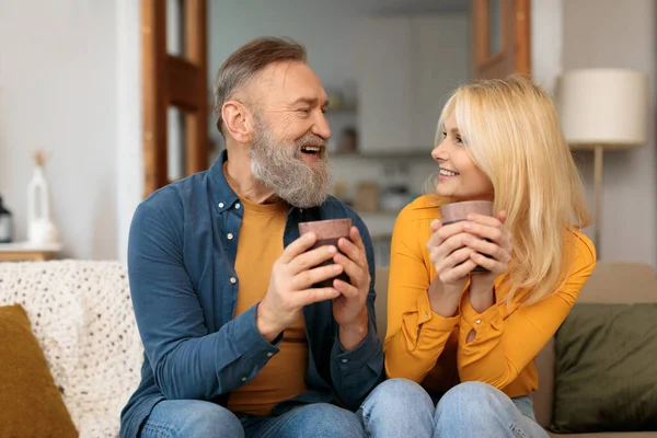 Liebevoll Senior European Couple Bonding Beim Kaffeetrinken Wohnzimmer Glücklich Ältere — Stockfoto