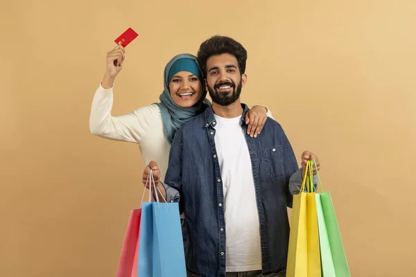 Легкі Покупки Щаслива Ісламська Пара Кредитною Карткою Паперовими Сумками Посміхаючись — стокове фото
