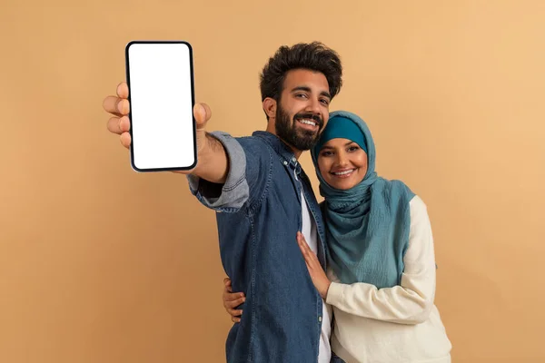 Portrét Šťastný Mladý Arabský Pár Prezentující Mobilní Telefon Mockup Veselý — Stock fotografie