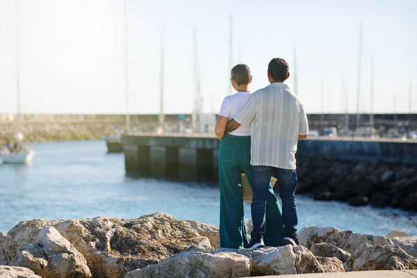 Pobřežní Láska Full Length Shot Senior Pár Objímající Pohled Moře — Stock fotografie