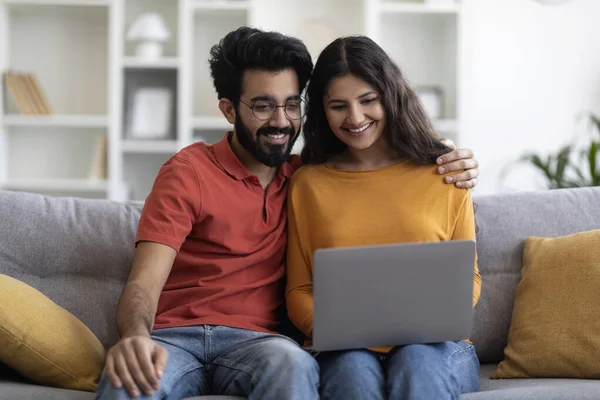Online Pastime Lächelnde Indische Ehepartner Die Hause Gemeinsam Einen Laptop — Stockfoto