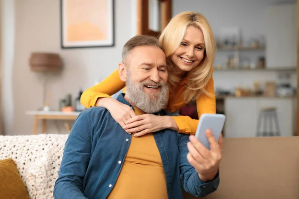 Teknoloji Meraklısı Yaşlılar Mutlu Olgun Eşler Oturma Odasında Yeni Akıllı — Stok fotoğraf