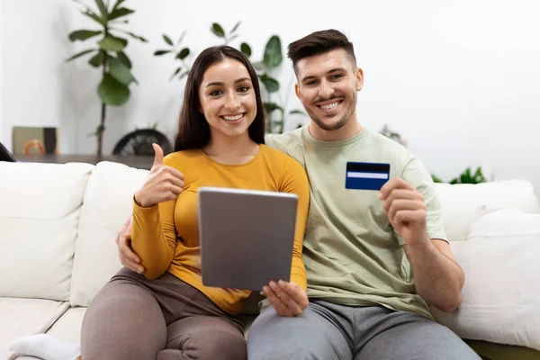 Feliz Sorrindo Belo Casal Jovem Pagando Por Bens Serviços Internet — Fotografia de Stock