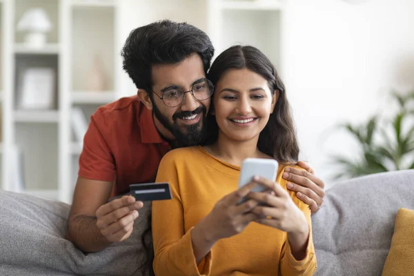 Compras Móviles Pareja India Joven Feliz Usando Smartphone Tarjeta Crédito —  Fotos de Stock