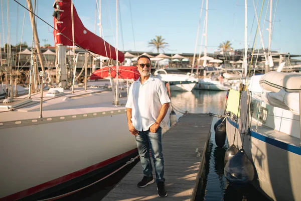 Właściciel Jachtu Opalony Dojrzały Mężczyzna Wakacjach Pozowanie Pobliżu Luksusowej Żaglówki — Zdjęcie stockowe