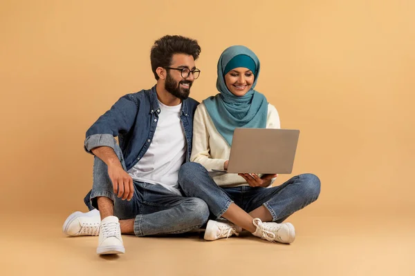 Šťastný Mladý Muslim Pár Nakupování Line Notebookem Portrét Usmívajícího Tisíciletého — Stock fotografie