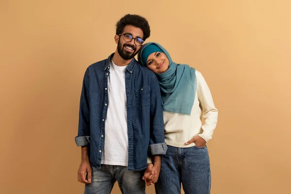 Romantis Pasangan Muslim Muda Berpegangan Tangan Dan Menatap Kamera Mencintai — Stok Foto