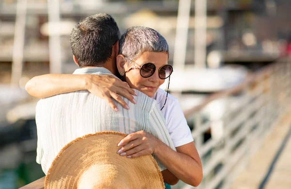 Lato Miłość Kochający Starsi Europejscy Małżonkowie Obejmujący Kobieta Trzymająca Słomkowy — Zdjęcie stockowe