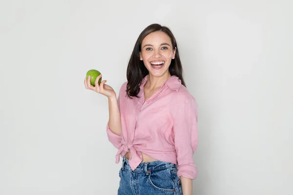 緑のリンゴを持っている若い美しいセクシーな女性を肖像画やカメラで笑顔 健康的な食べ物は彼女を強く 健康にしました 白い背景に隔離されたベジタリアン女性医療と医療の概念 — ストック写真