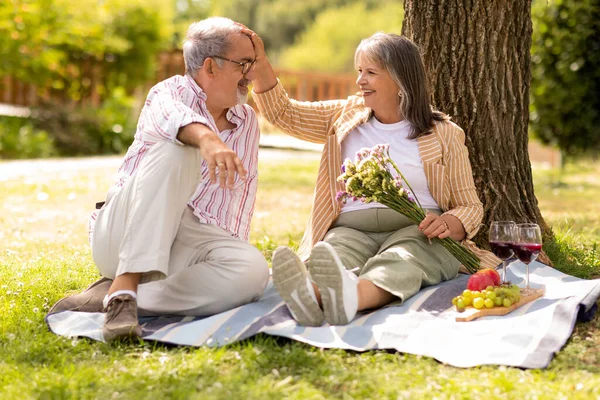 Веселий Старший Європейський Чоловік Дарує Жінці Букет Квітів Насолоджується Пікніком — стокове фото
