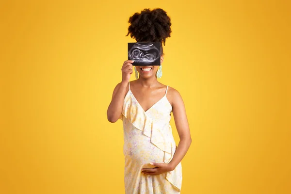 Neşeli Afro Amerikalı Hamile Bayan Koca Göbeğine Dokunuyor Ultrason Görüntüsü — Stok fotoğraf