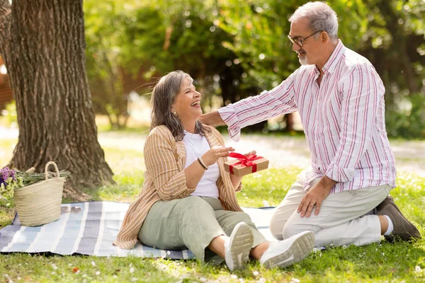 Glada Äldre Europeiska Mannen Ger Presentförpackning Till Chockad Glad Kvinna — Stockfoto
