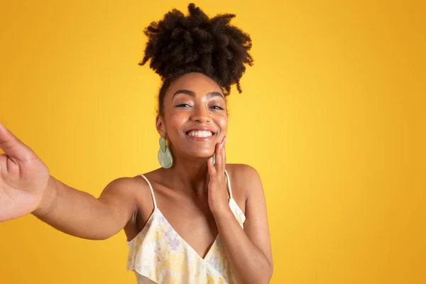 Χαμογελώντας Νεαρή Αφροαμερικανή Φόρεμα Που Βγάζει Σέλφι Απολαμβάνει Διακοπές Απομονωμένη — Φωτογραφία Αρχείου