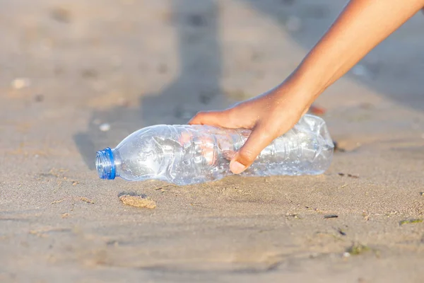 Mano Volontario Bambino Europeo Adolescente Prende Bottiglia Spiaggia Pulisce Aiutando — Foto Stock