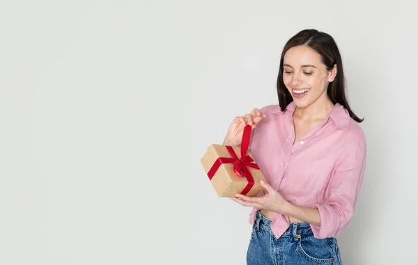 빨간색 상자가 분홍색 안에서 감동적 미소짓는 아름다운 화이트 스튜디오 광고를 — 스톡 사진