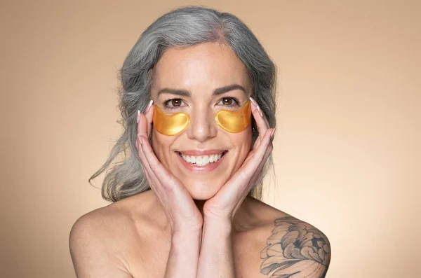 Kozmetik Göz Bandı Takan Gençleştirici Prosedür Uygulayan Kendini Pohpohlayan Bej — Stok fotoğraf