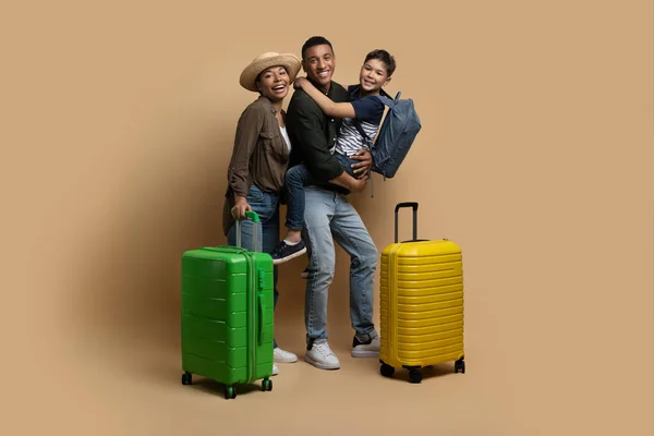 Family Trip Concept Excited African American Parents Travelling Preteen Son — Stock Photo, Image