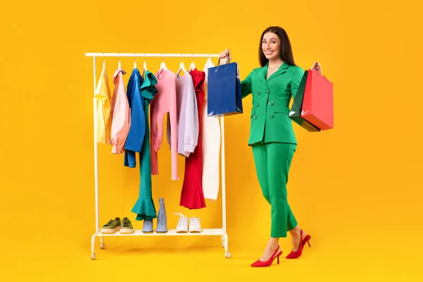 Υπέροχες Πωλήσεις Ενθουσιασμένη Shopaholic Κυρία Κρατώντας Πολύχρωμες Τσάντες Για Ψώνια — Φωτογραφία Αρχείου